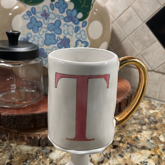 Cute white mug with pink letter T and gold handle. ๐๐ - Picture 1 of 3